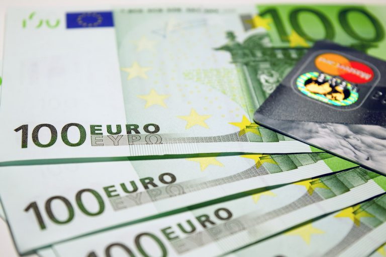 Ryzyko walutowe i hedging: Ochrona przed fluktuacjami kursów walutowych.