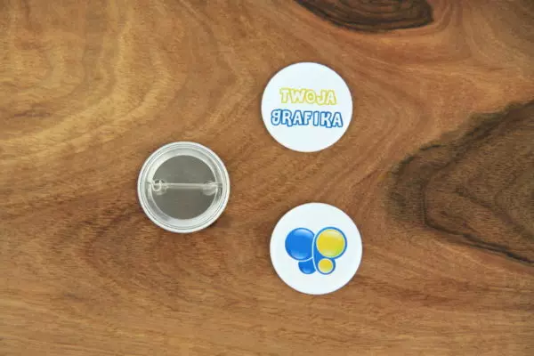 Przypinki z własnym nadrukiem – hit na weselach, eventach i firmówkach