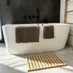 ręczniki waflowe w nowoczesnie wystrojonej łazience w formie SPA