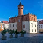 Rynek w Tarnowie z renesansowym ratuszem i kamienicami