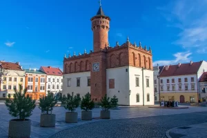 Rynek w Tarnowie z renesansowym ratuszem i kamienicami